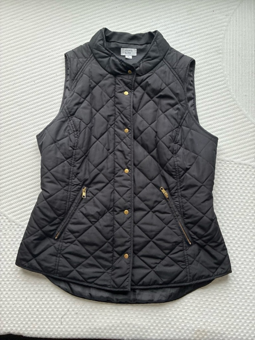 crown & ivy black quilted snap-Front sleeveless vest